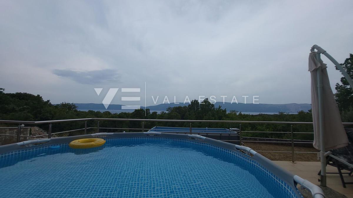 DVOSOBNI APARTMA V PRITLIČJU Z VRTOM IN POGLEDOM NA MORJE