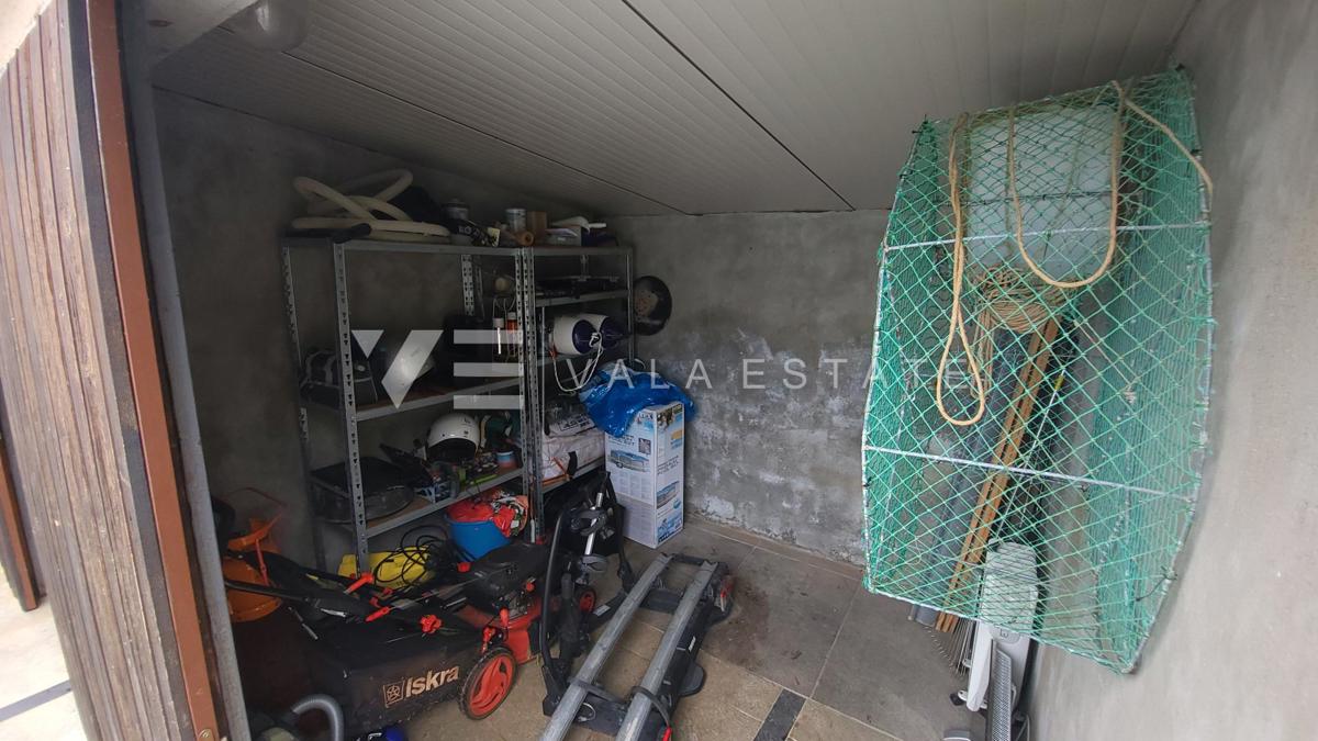 DVOSOBNI APARTMA V PRITLIČJU Z VRTOM IN POGLEDOM NA MORJE