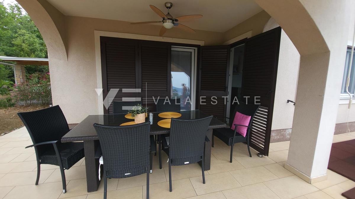 DVOSOBNI APARTMA V PRITLIČJU Z VRTOM IN POGLEDOM NA MORJE