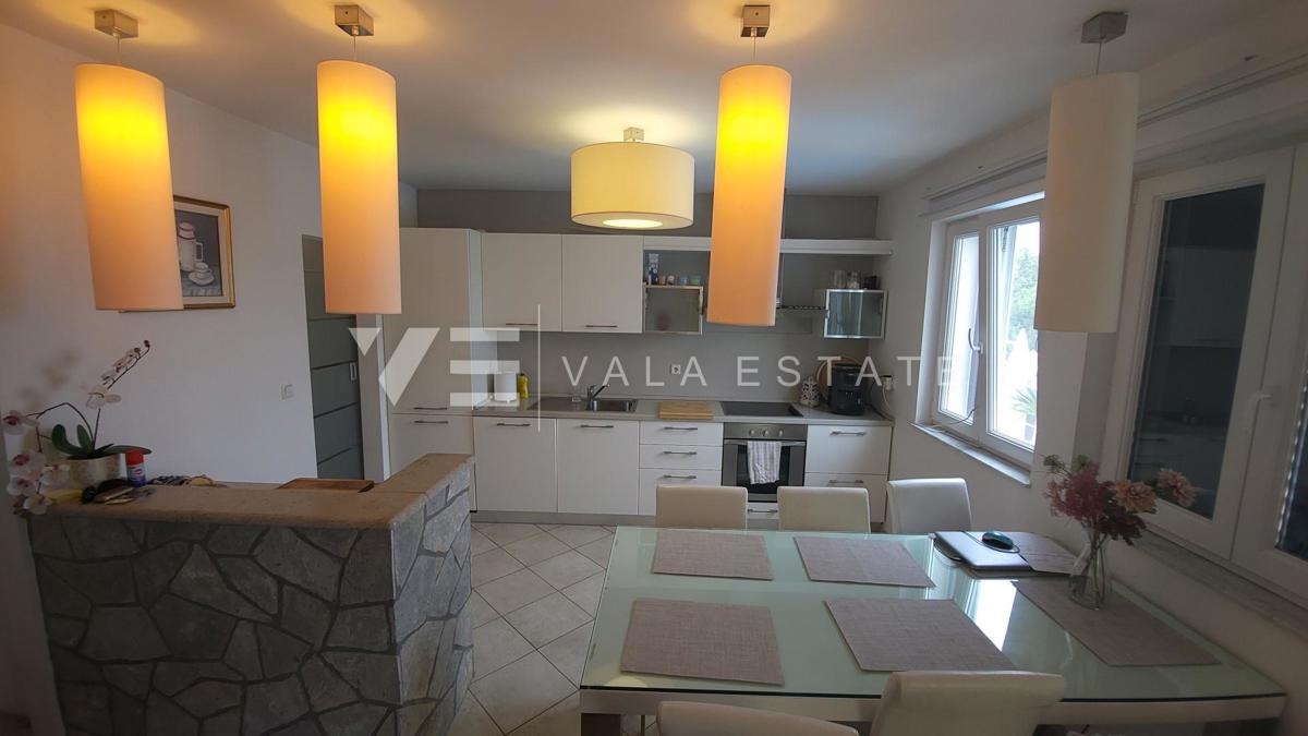 DVOSOBNI APARTMA V PRITLIČJU Z VRTOM IN POGLEDOM NA MORJE