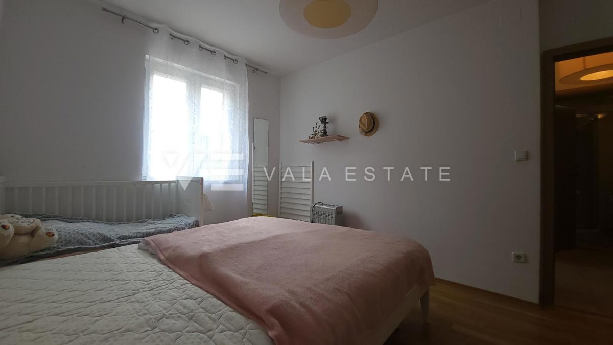 DVOSOBNI APARTMA V PRITLIČJU Z VRTOM IN POGLEDOM NA MORJE