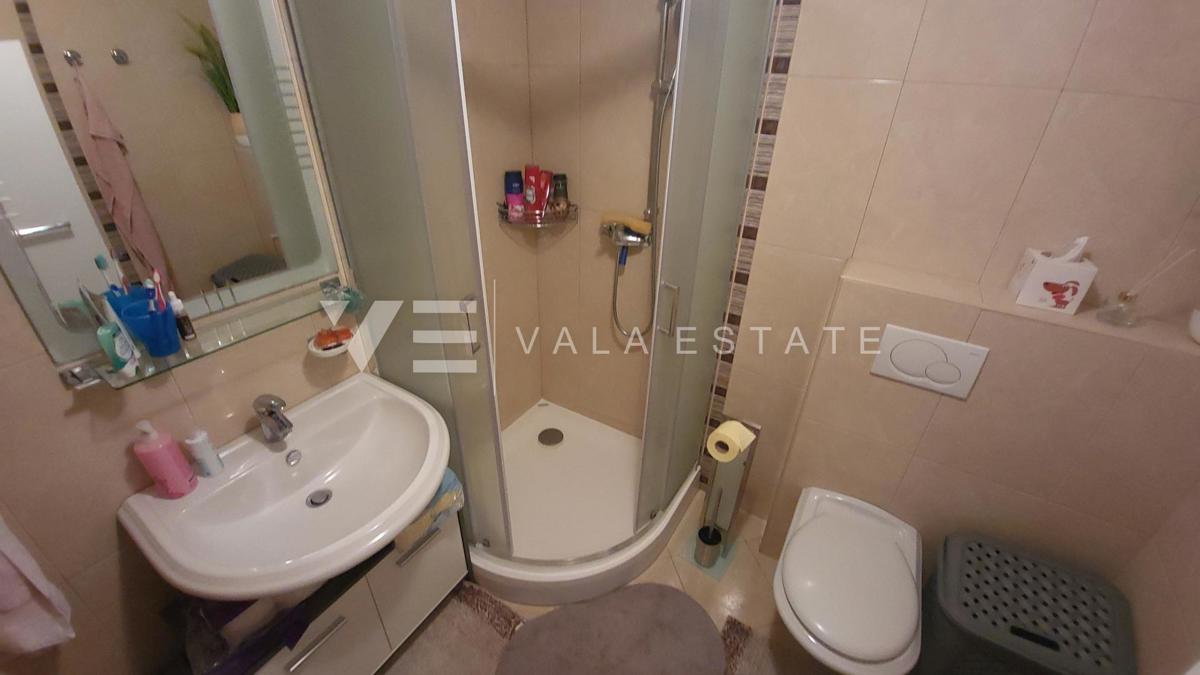 DVOSOBNI APARTMA V PRITLIČJU Z VRTOM IN POGLEDOM NA MORJE