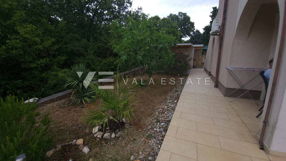 DVOSOBNI APARTMA V PRITLIČJU Z VRTOM IN POGLEDOM NA MORJE