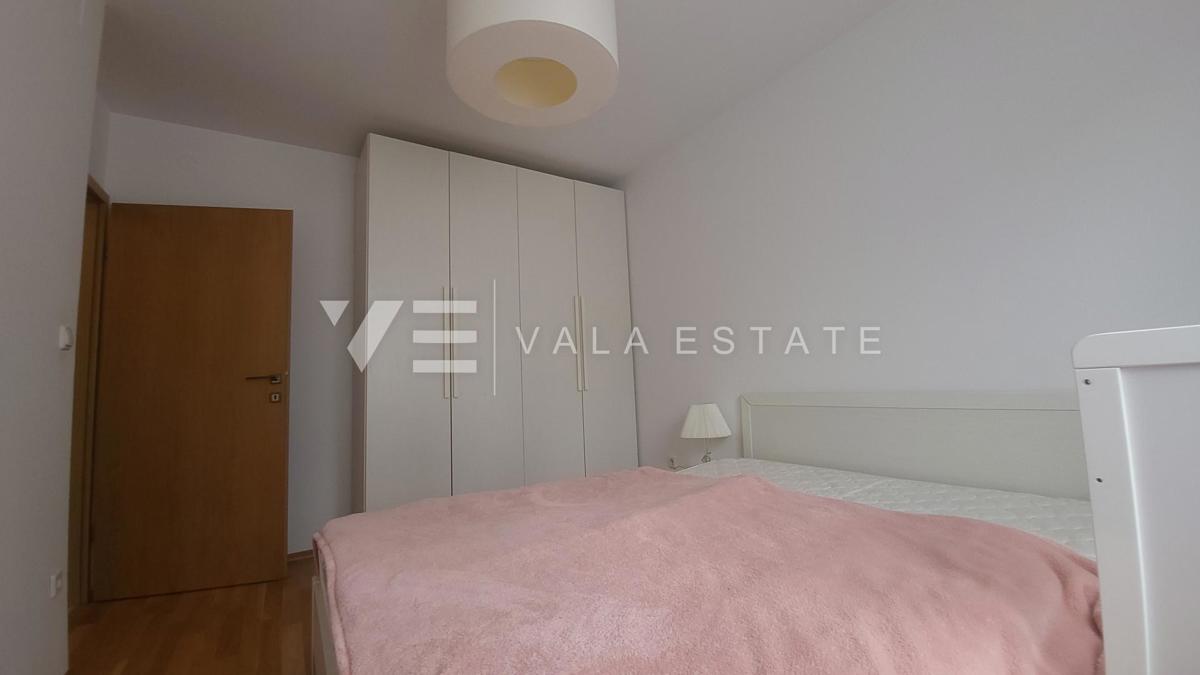 DVOSOBNI APARTMA V PRITLIČJU Z VRTOM IN POGLEDOM NA MORJE