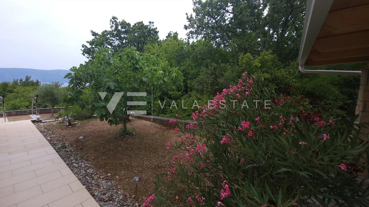 DVOSOBNI APARTMA V PRITLIČJU Z VRTOM IN POGLEDOM NA MORJE