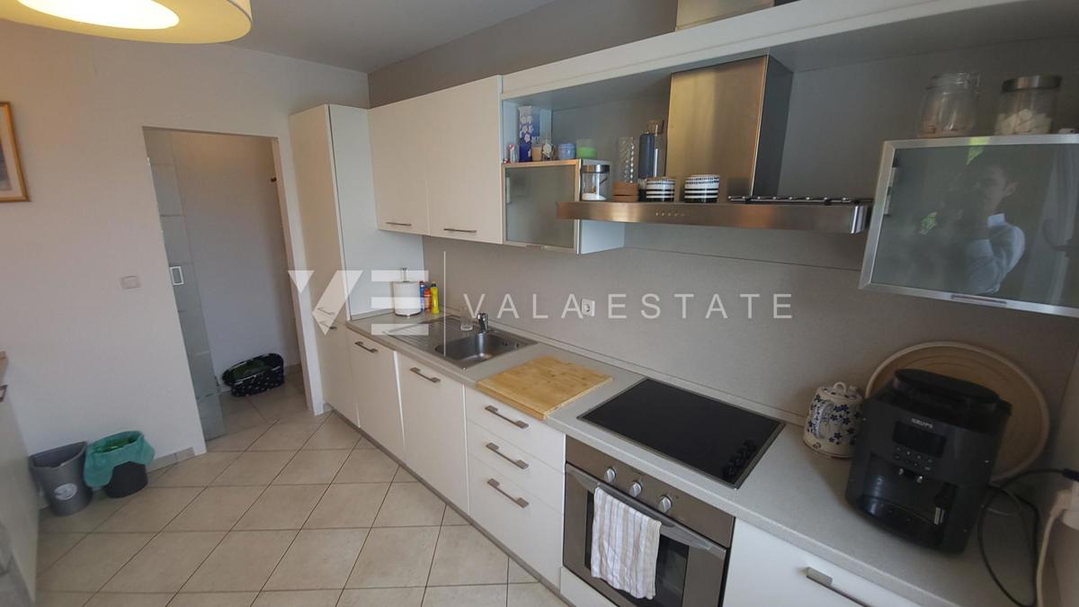 DVOSOBNI APARTMA V PRITLIČJU Z VRTOM IN POGLEDOM NA MORJE