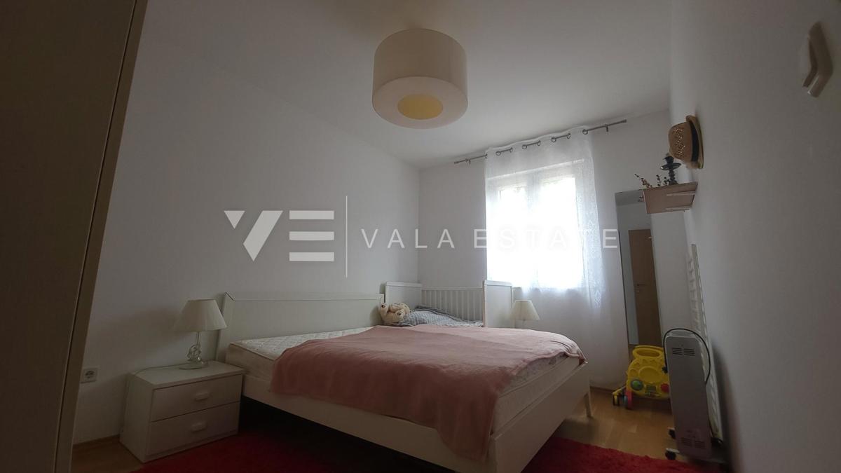 DVOSOBNI APARTMA V PRITLIČJU Z VRTOM IN POGLEDOM NA MORJE