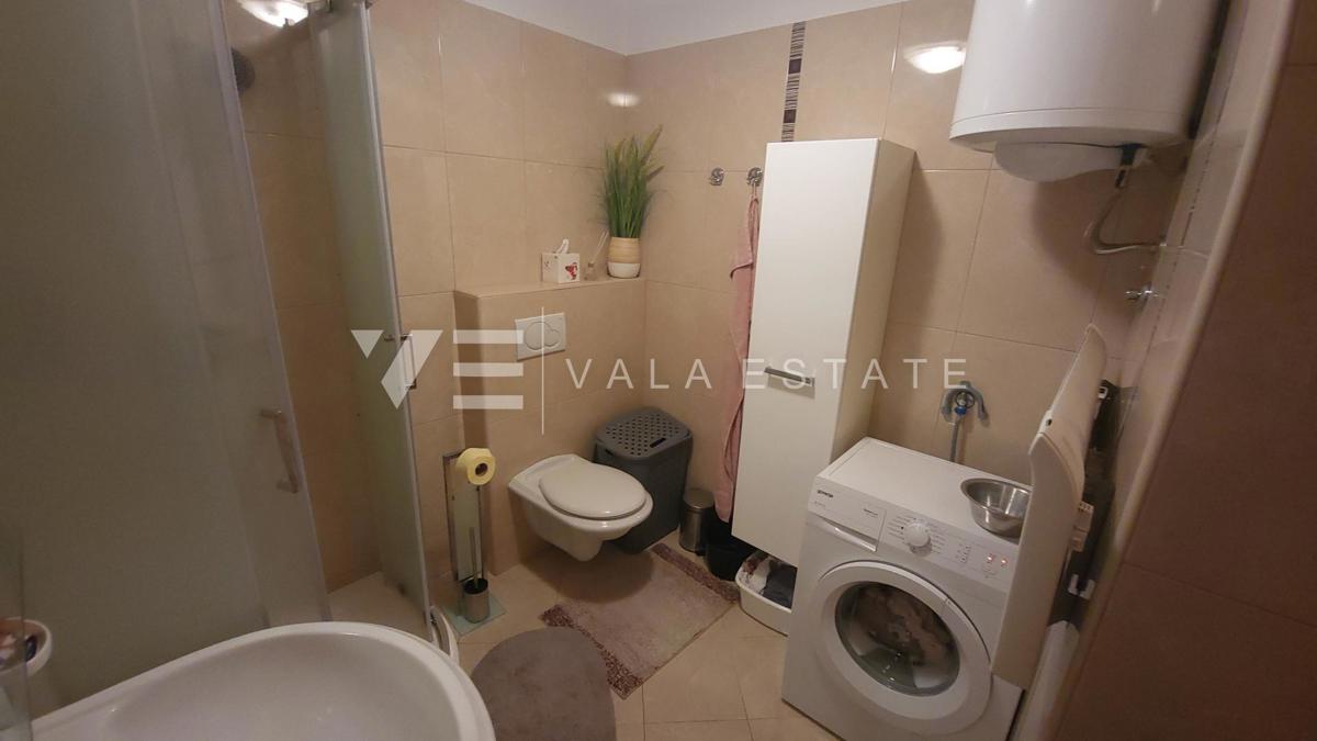 DVOSOBNI APARTMA V PRITLIČJU Z VRTOM IN POGLEDOM NA MORJE