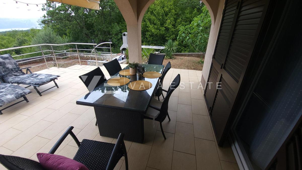 DVOSOBNI APARTMA V PRITLIČJU Z VRTOM IN POGLEDOM NA MORJE