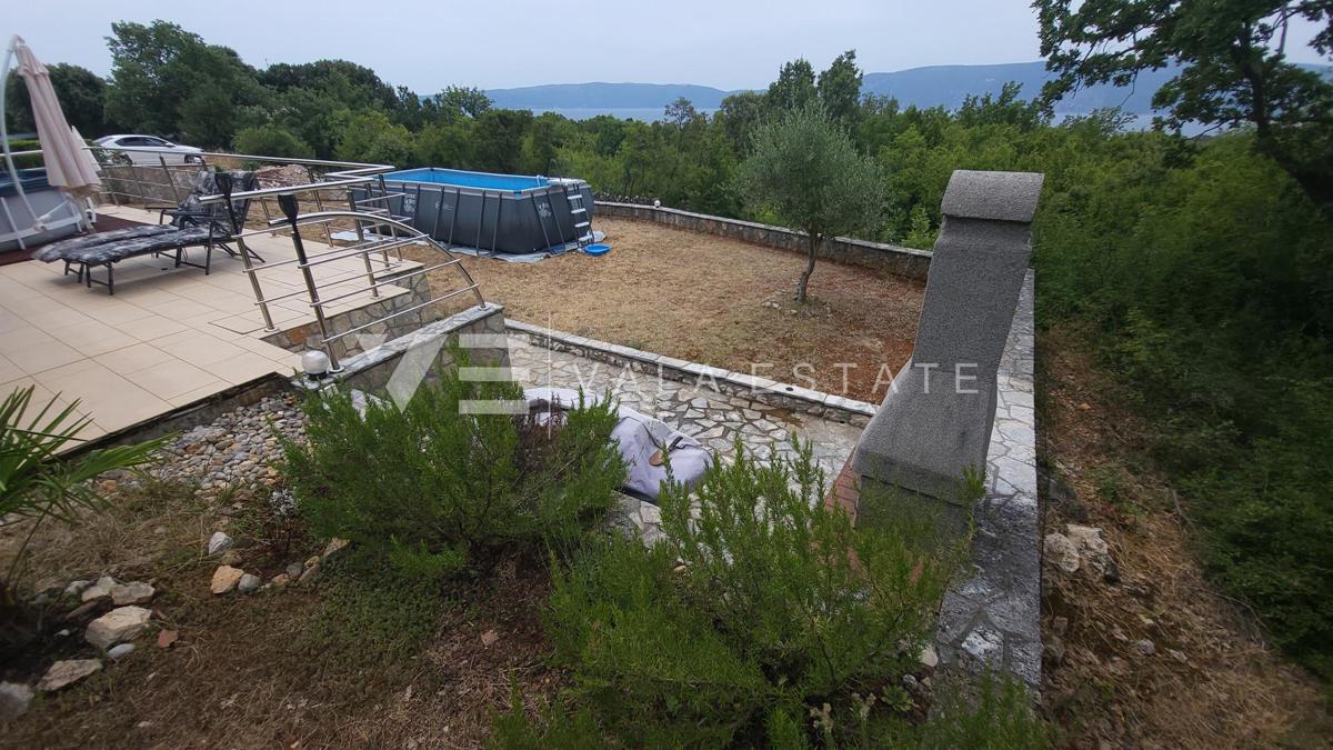 DVOSOBNI APARTMA V PRITLIČJU Z VRTOM IN POGLEDOM NA MORJE