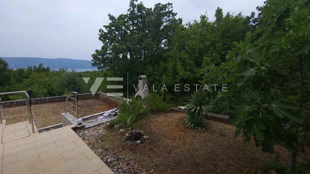 DVOSOBNI APARTMA V PRITLIČJU Z VRTOM IN POGLEDOM NA MORJE