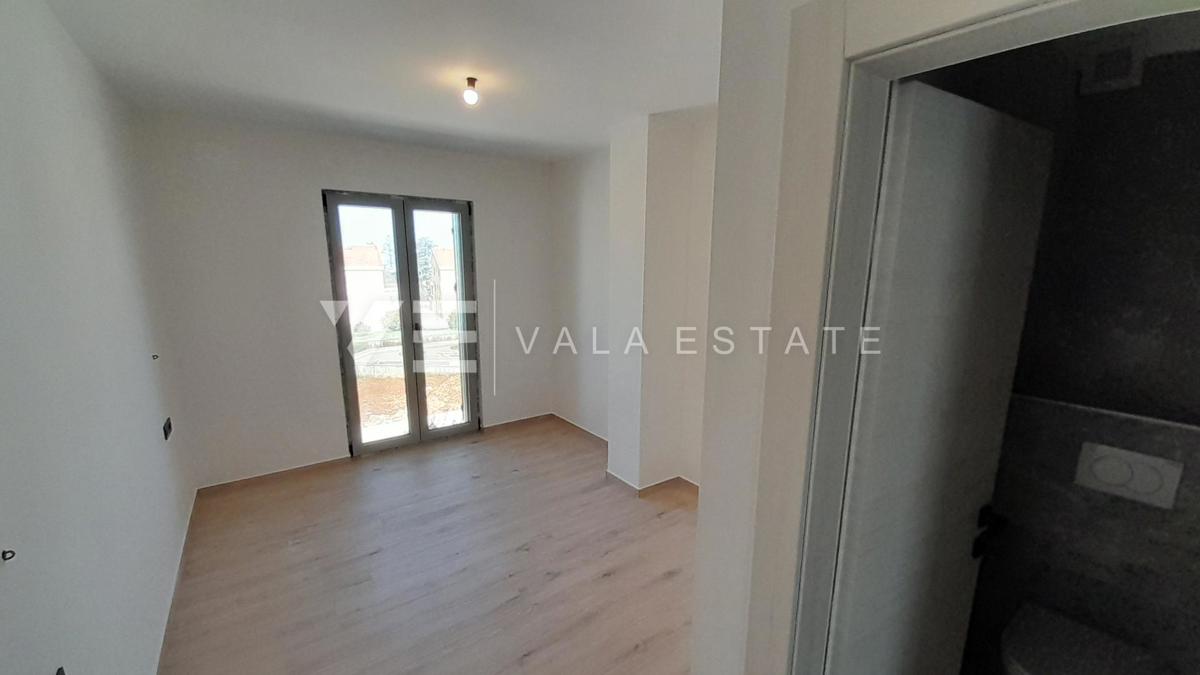 NOVA HIŠA DVOJČEK Z BAZENOM IN VRTOM