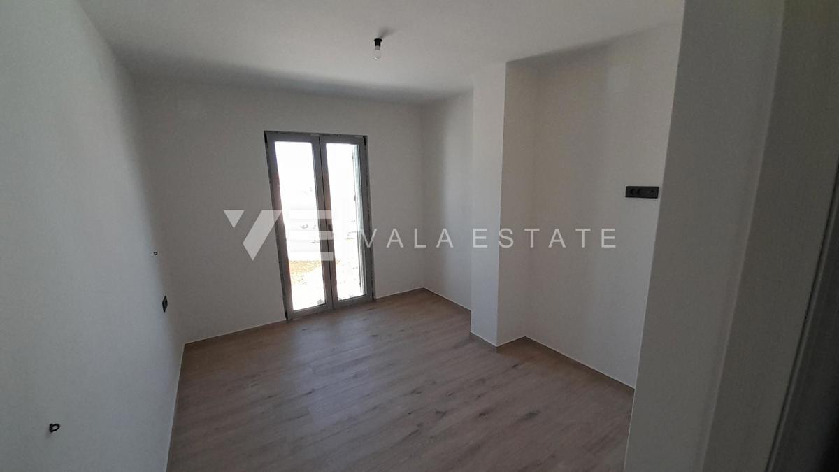 NOVA HIŠA DVOJČEK Z BAZENOM IN VRTOM