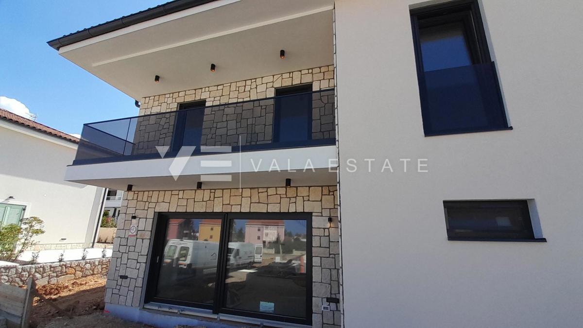 NOVA HIŠA DVOJČEK Z BAZENOM IN VRTOM