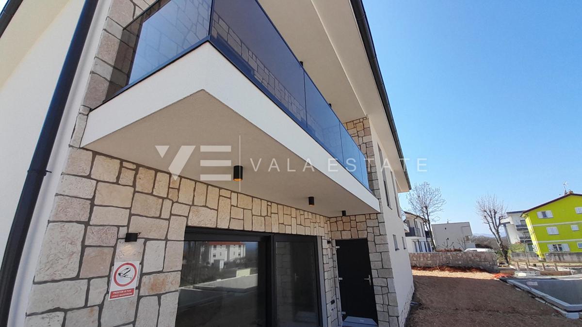 NOVA HIŠA DVOJČEK Z BAZENOM IN VRTOM