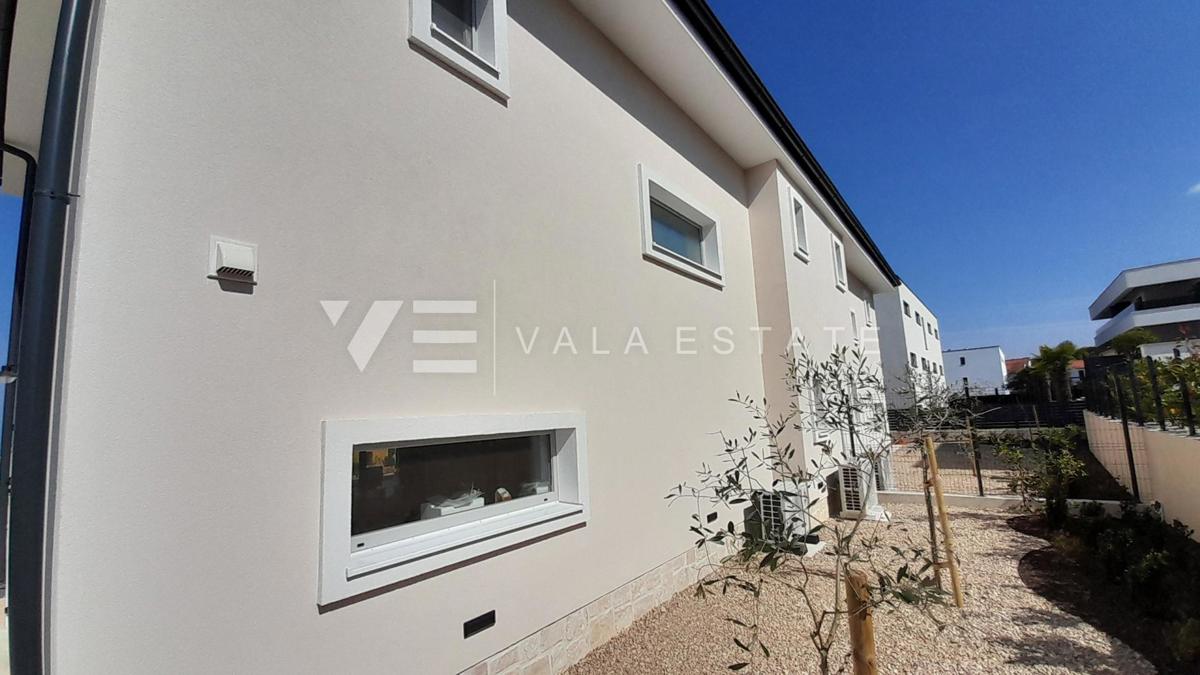 NOVA HIŠA DVOJČEK Z BAZENOM IN VRTOM