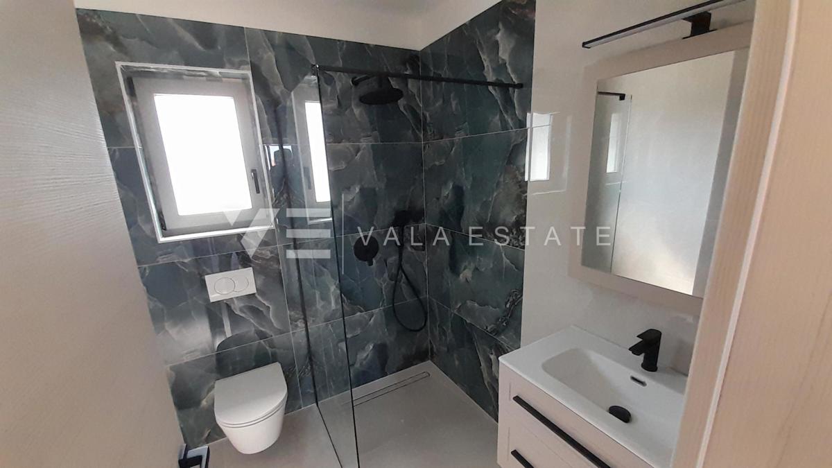 NOVA HIŠA DVOJČEK Z BAZENOM IN VRTOM