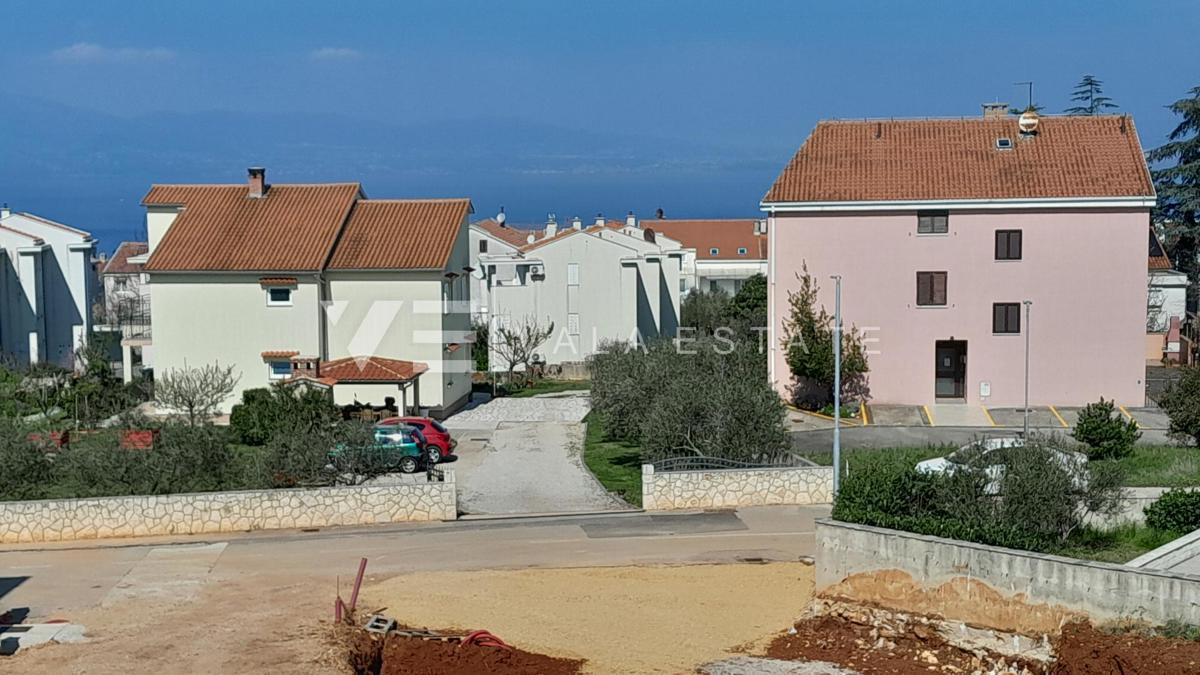 NOVA HIŠA DVOJČEK Z BAZENOM IN VRTOM