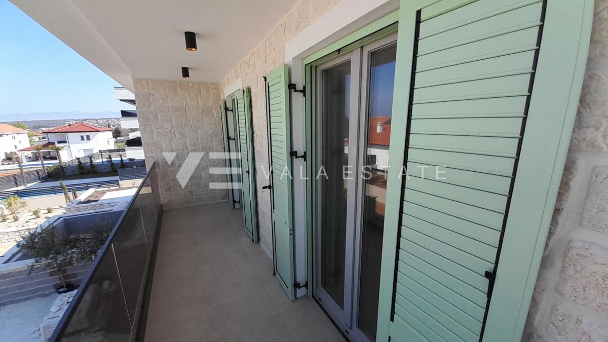 NOVA HIŠA DVOJČEK Z BAZENOM IN VRTOM