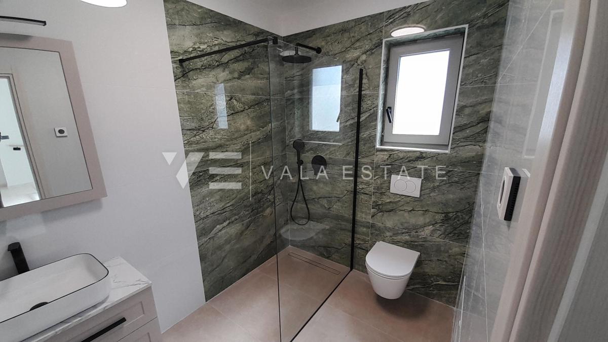 NOVA HIŠA DVOJČEK Z BAZENOM IN VRTOM