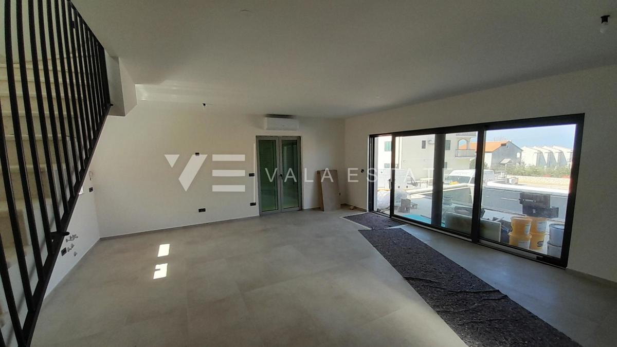 NOVA HIŠA DVOJČEK Z BAZENOM IN VRTOM