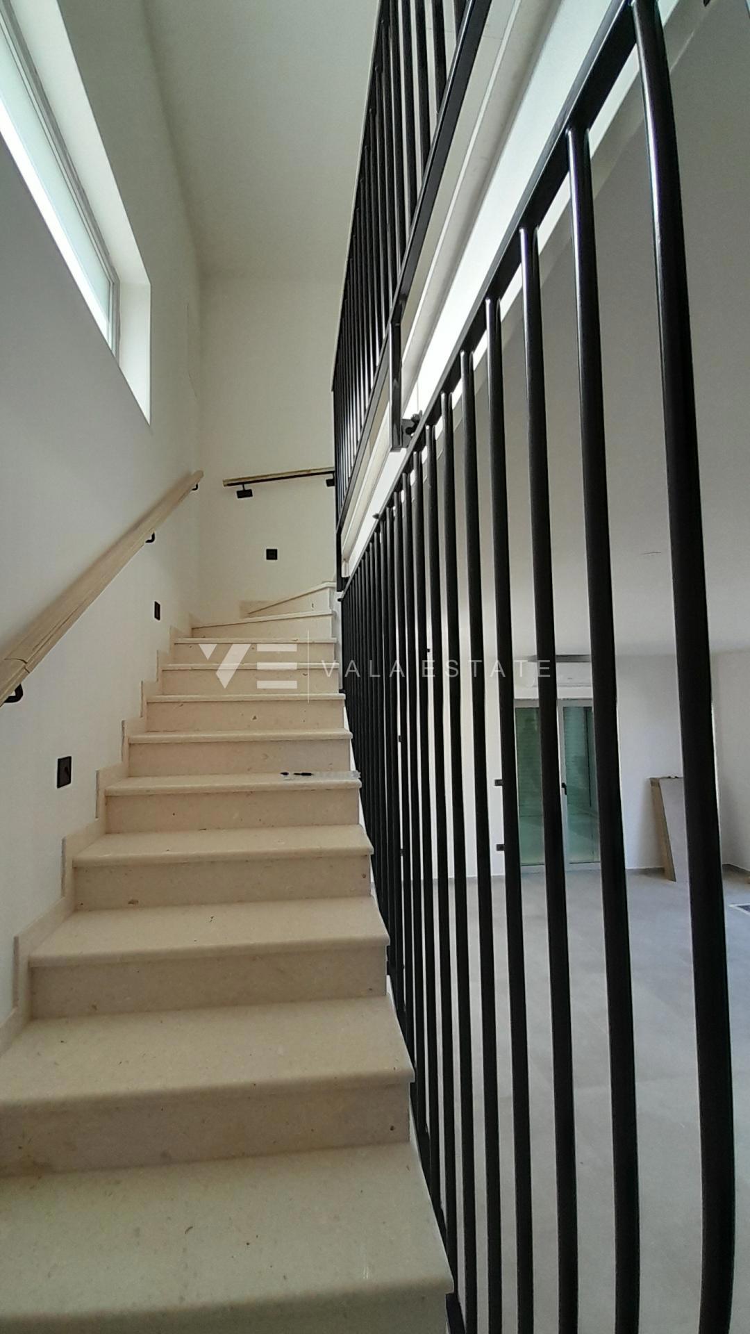 NOVA HIŠA DVOJČEK Z BAZENOM IN VRTOM