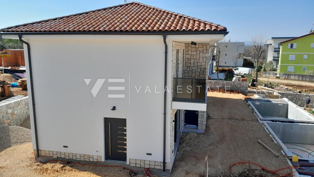 NOVA HIŠA DVOJČEK Z BAZENOM IN VRTOM