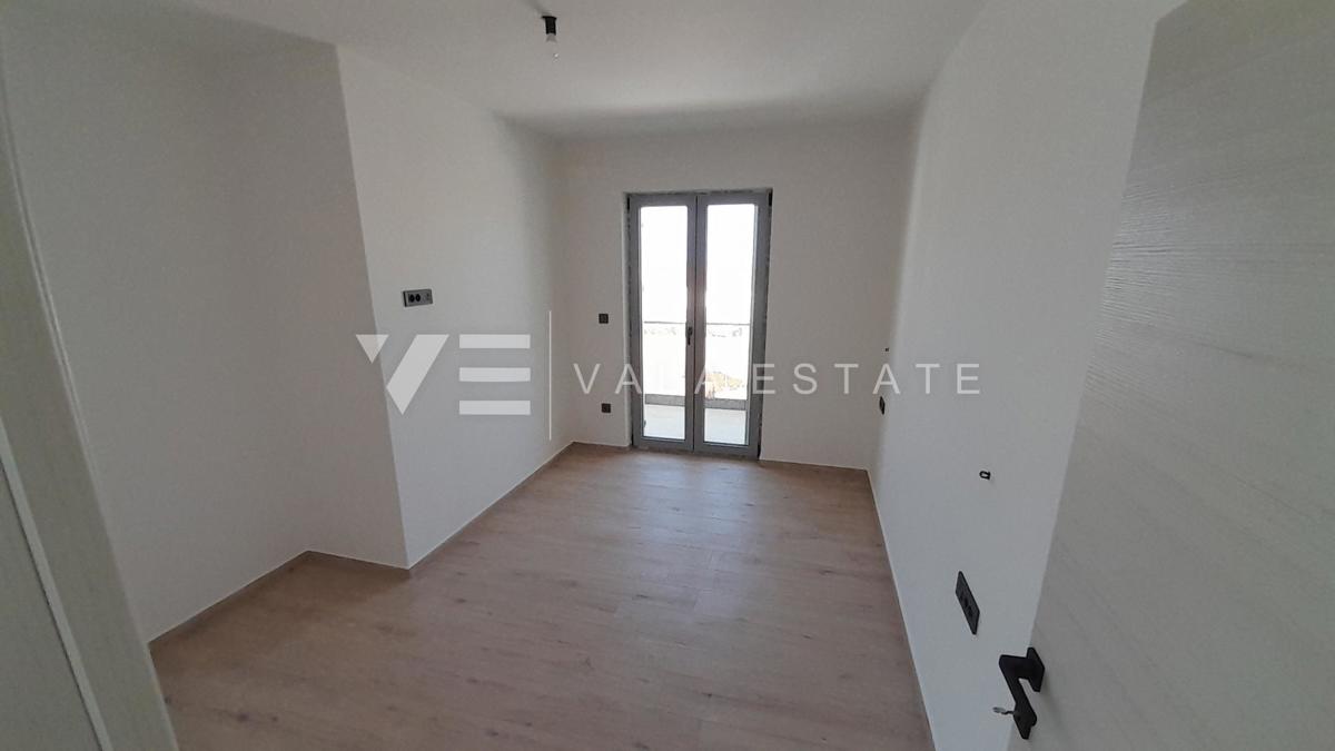 NOVA HIŠA DVOJČEK Z BAZENOM IN VRTOM