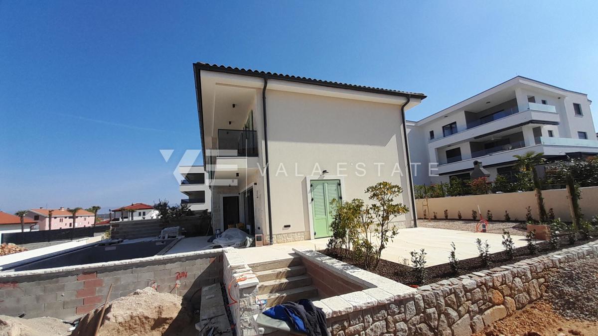 NOVA HIŠA DVOJČEK Z BAZENOM IN VRTOM