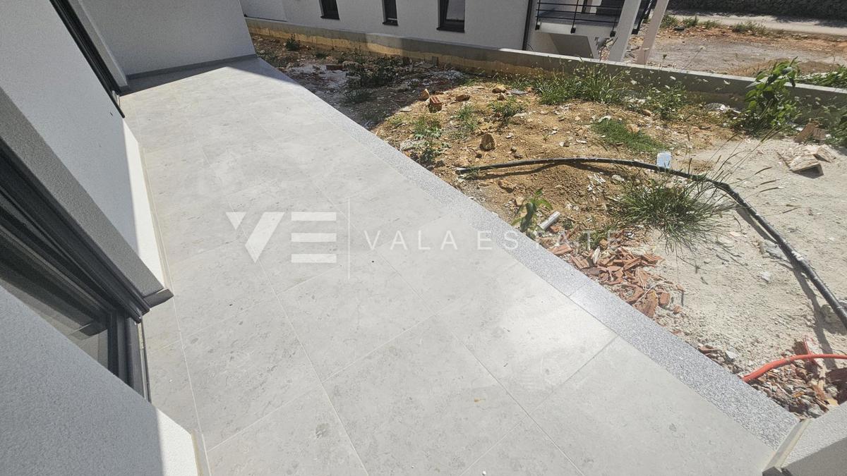 APARTMA V PRITLIČJU NOVOGRADNJE Z VRTOM