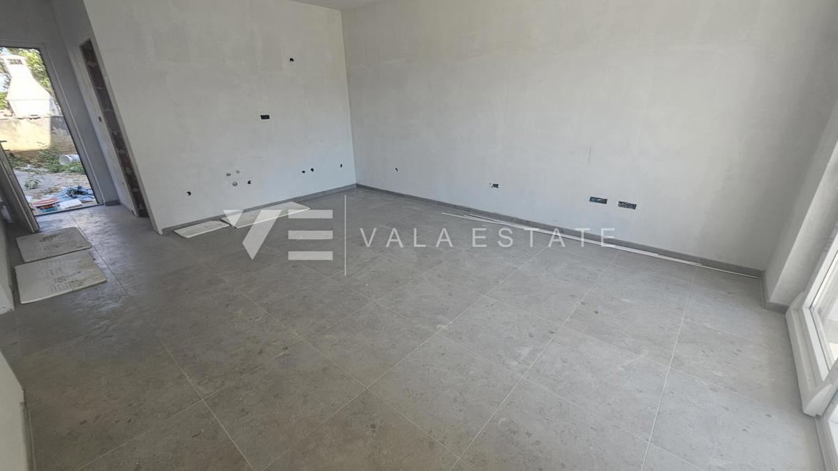 APARTMA V PRITLIČJU NOVOGRADNJE Z VRTOM