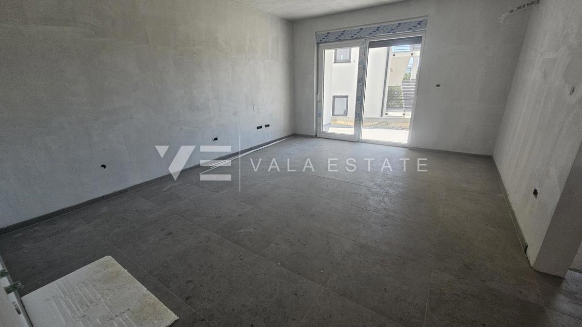 APARTMA V PRITLIČJU NOVOGRADNJE Z VRTOM