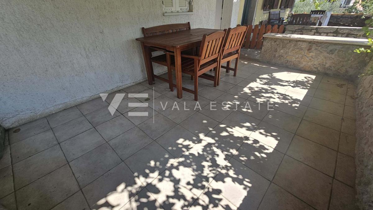 OBNOVLJENA KAMNITA HIŠA Z DVEMA APARTMAJEMA V BLIZINI MORJA