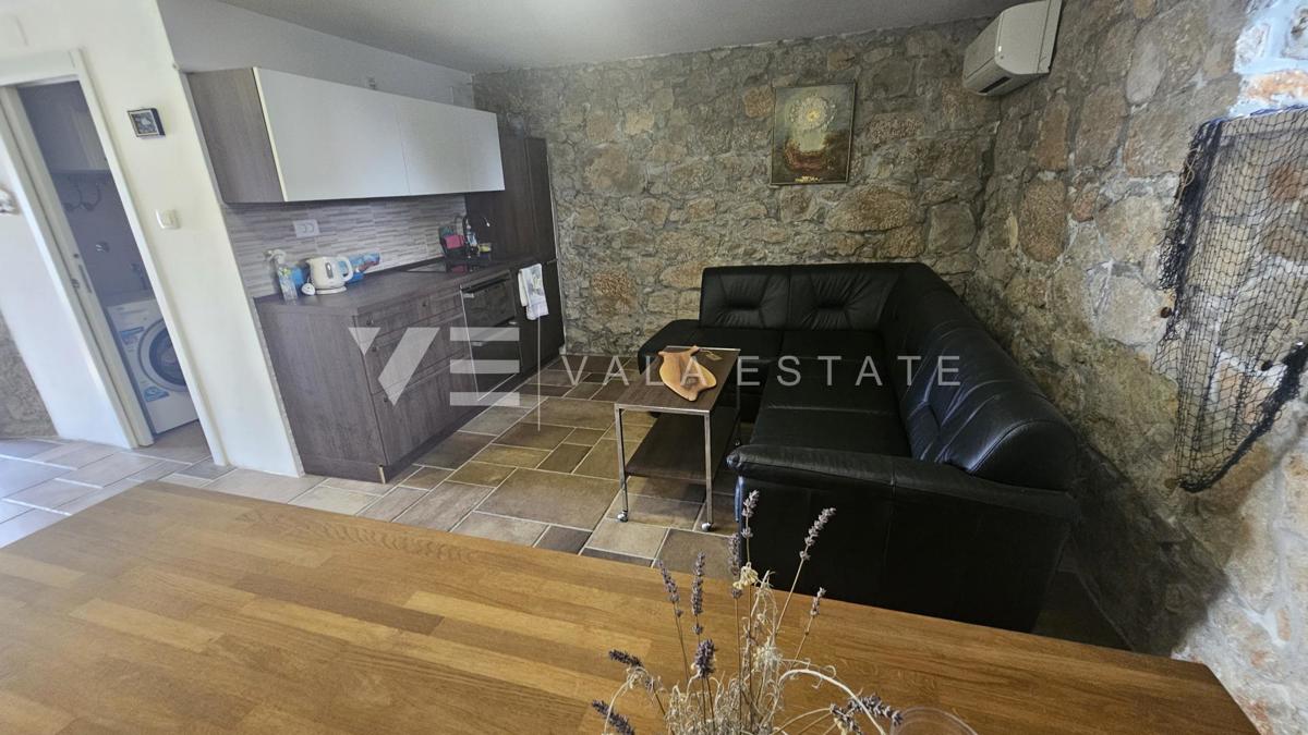OBNOVLJENA KAMNITA HIŠA Z DVEMA APARTMAJEMA V BLIZINI MORJA