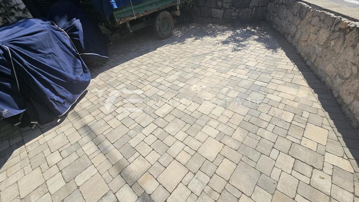 OBNOVLJENA KAMNITA HIŠA Z DVEMA APARTMAJEMA V BLIZINI MORJA