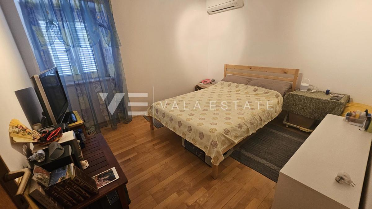 OBNOVLJENA KAMNITA HIŠA Z DVEMA APARTMAJEMA V BLIZINI MORJA