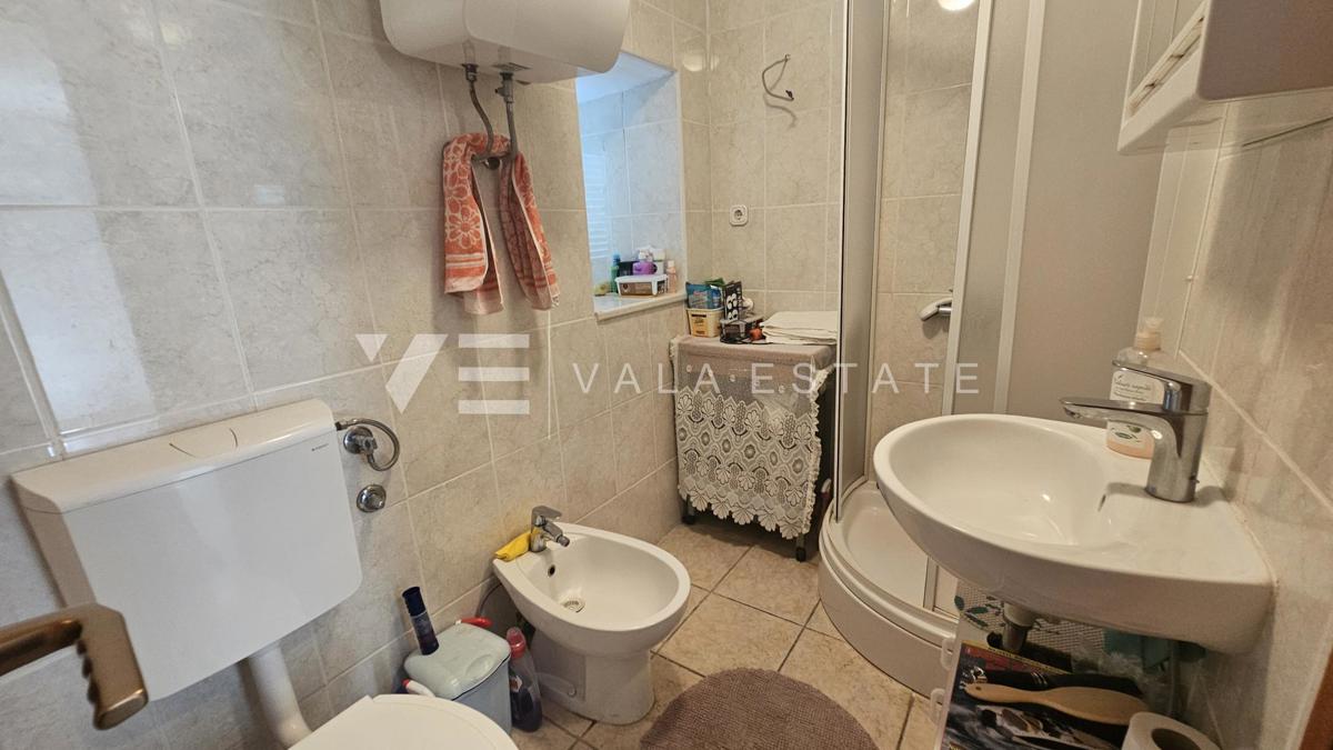 OBNOVLJENA KAMNITA HIŠA Z DVEMA APARTMAJEMA V BLIZINI MORJA