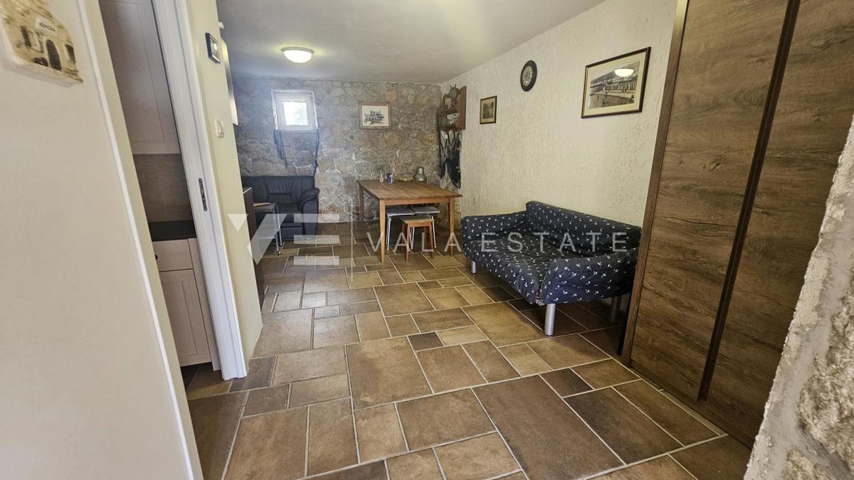 OBNOVLJENA KAMNITA HIŠA Z DVEMA APARTMAJEMA V BLIZINI MORJA