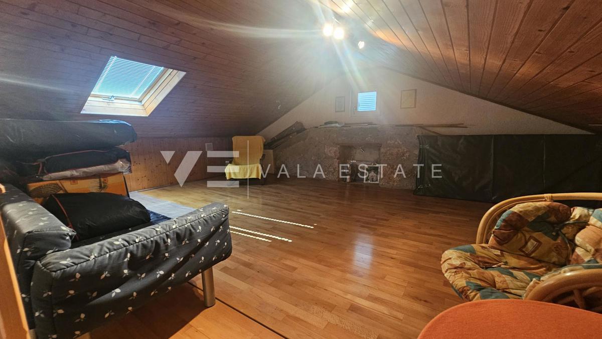 OBNOVLJENA KAMNITA HIŠA Z DVEMA APARTMAJEMA V BLIZINI MORJA