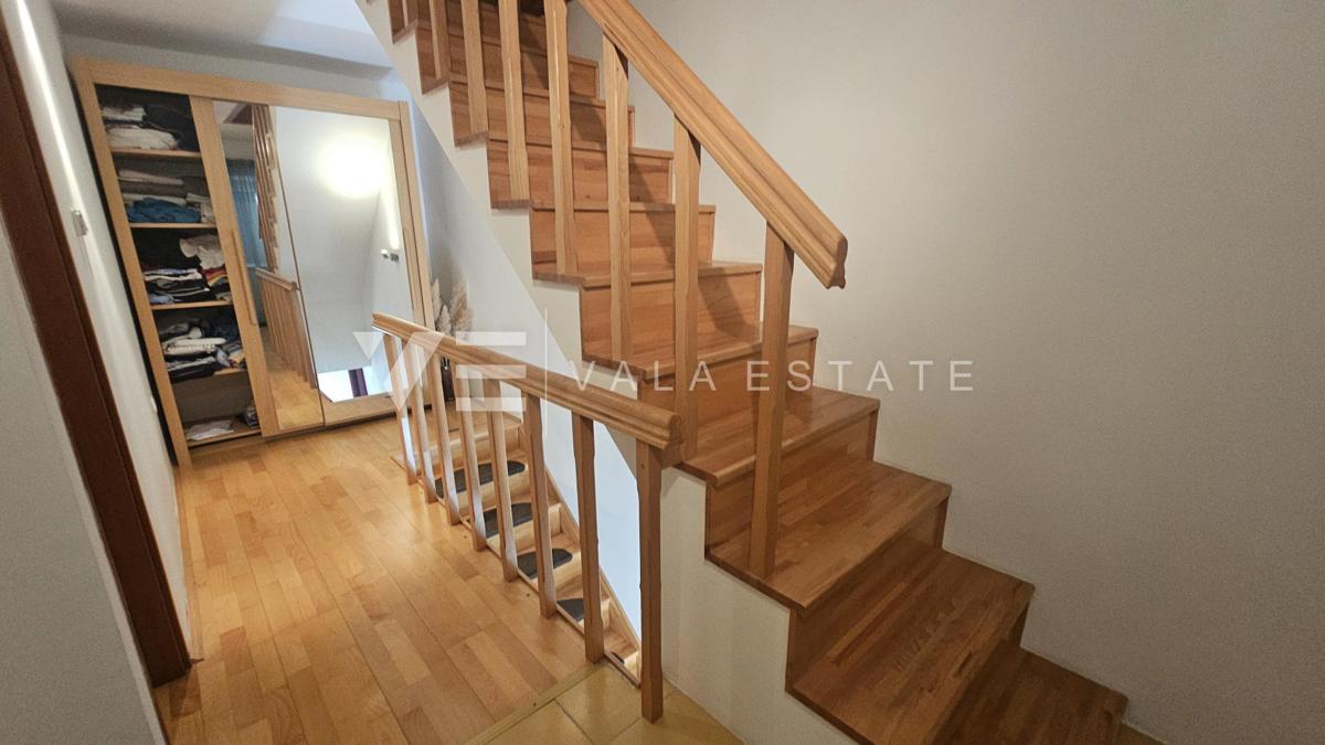 OBNOVLJENA KAMNITA HIŠA Z DVEMA APARTMAJEMA V BLIZINI MORJA