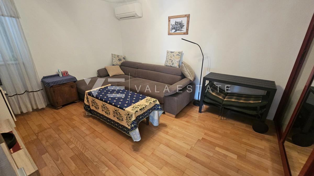 OBNOVLJENA KAMNITA HIŠA Z DVEMA APARTMAJEMA V BLIZINI MORJA