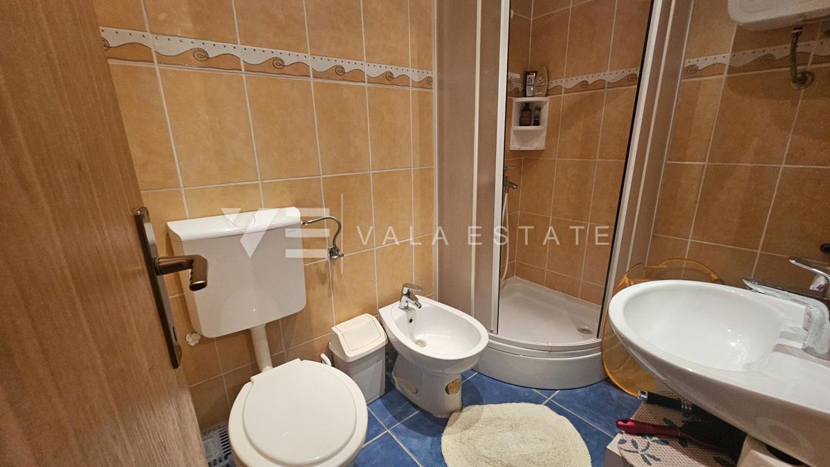 OBNOVLJENA KAMNITA HIŠA Z DVEMA APARTMAJEMA V BLIZINI MORJA