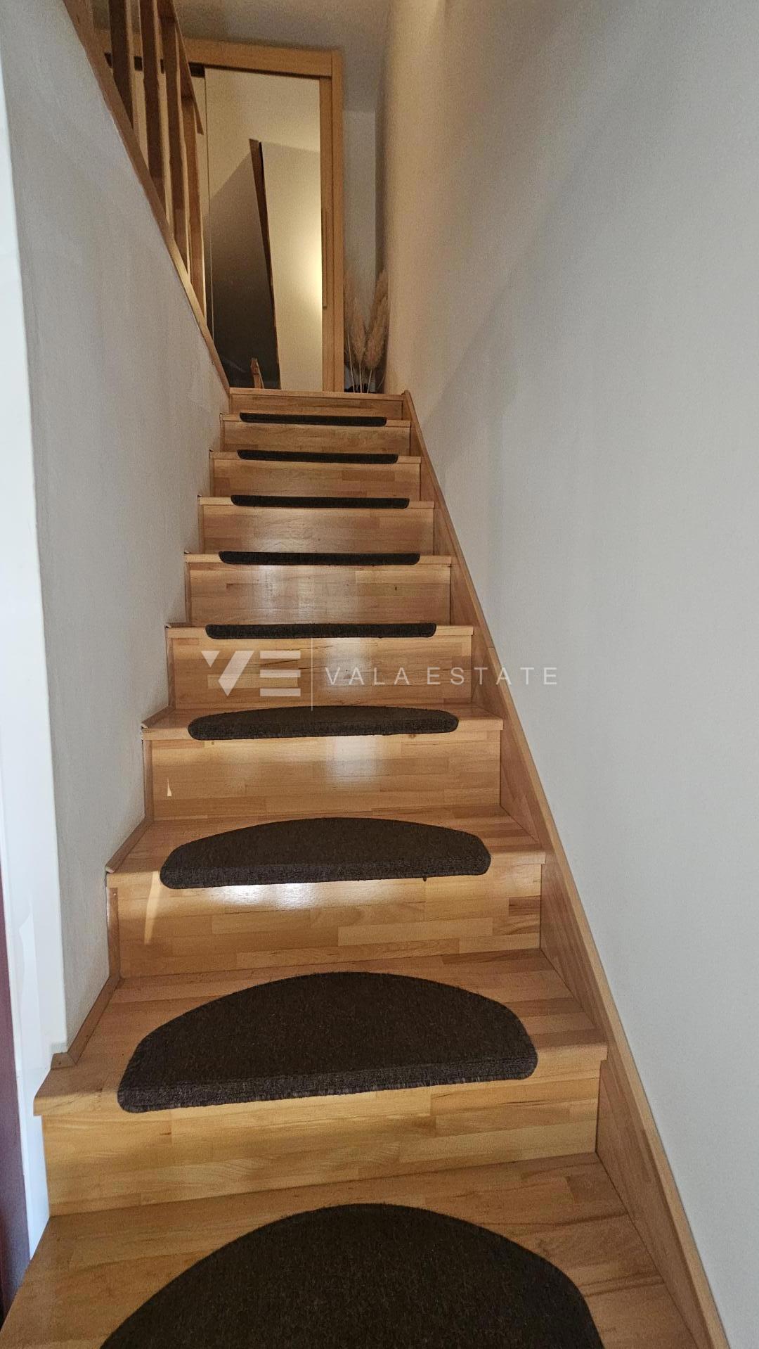 OBNOVLJENA KAMNITA HIŠA Z DVEMA APARTMAJEMA V BLIZINI MORJA