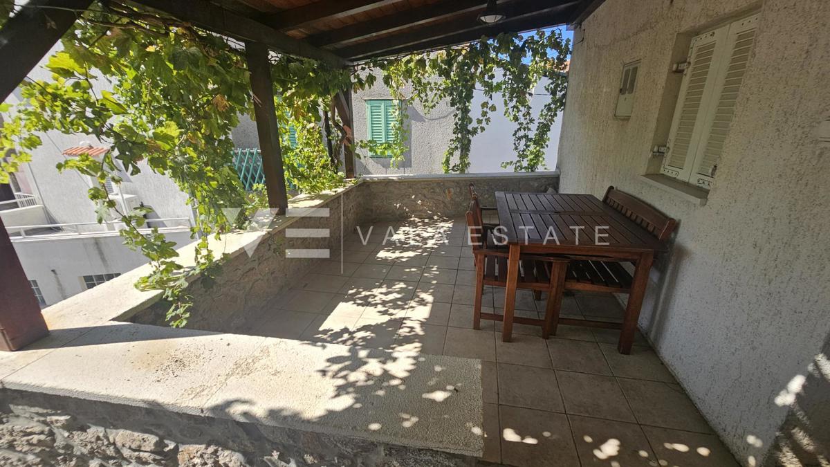 OBNOVLJENA KAMNITA HIŠA Z DVEMA APARTMAJEMA V BLIZINI MORJA