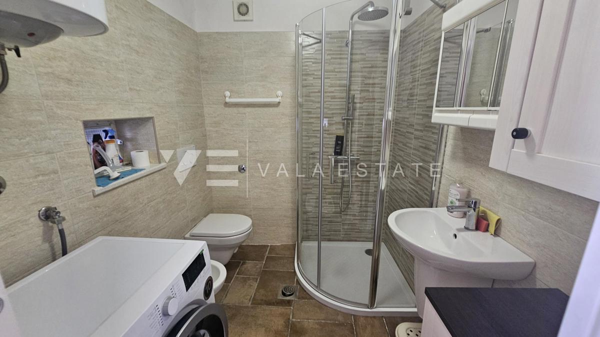 OBNOVLJENA KAMNITA HIŠA Z DVEMA APARTMAJEMA V BLIZINI MORJA