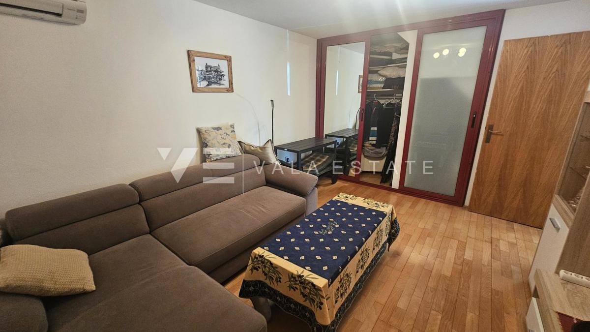 OBNOVLJENA KAMNITA HIŠA Z DVEMA APARTMAJEMA V BLIZINI MORJA