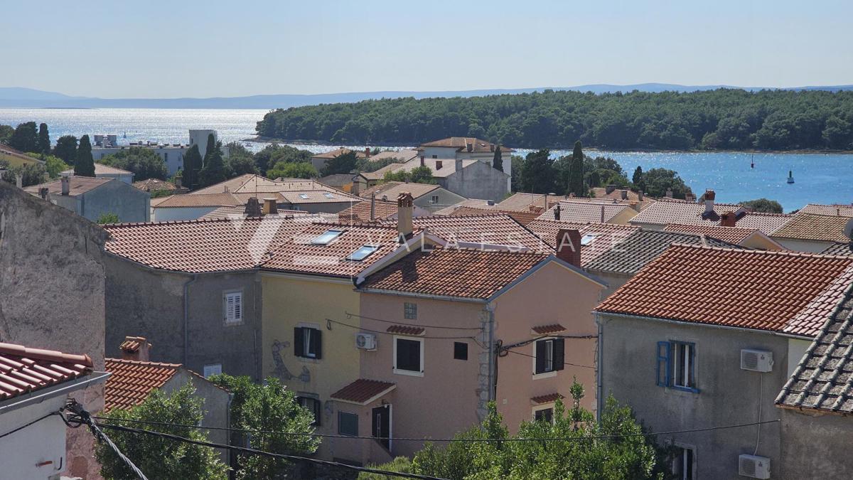 OBNOVLJENA KAMNITA HIŠA Z DVEMA APARTMAJEMA V BLIZINI MORJA