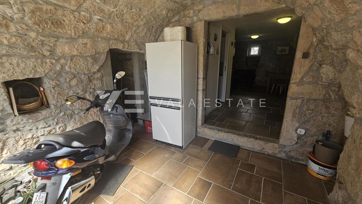 OBNOVLJENA KAMNITA HIŠA Z DVEMA APARTMAJEMA V BLIZINI MORJA