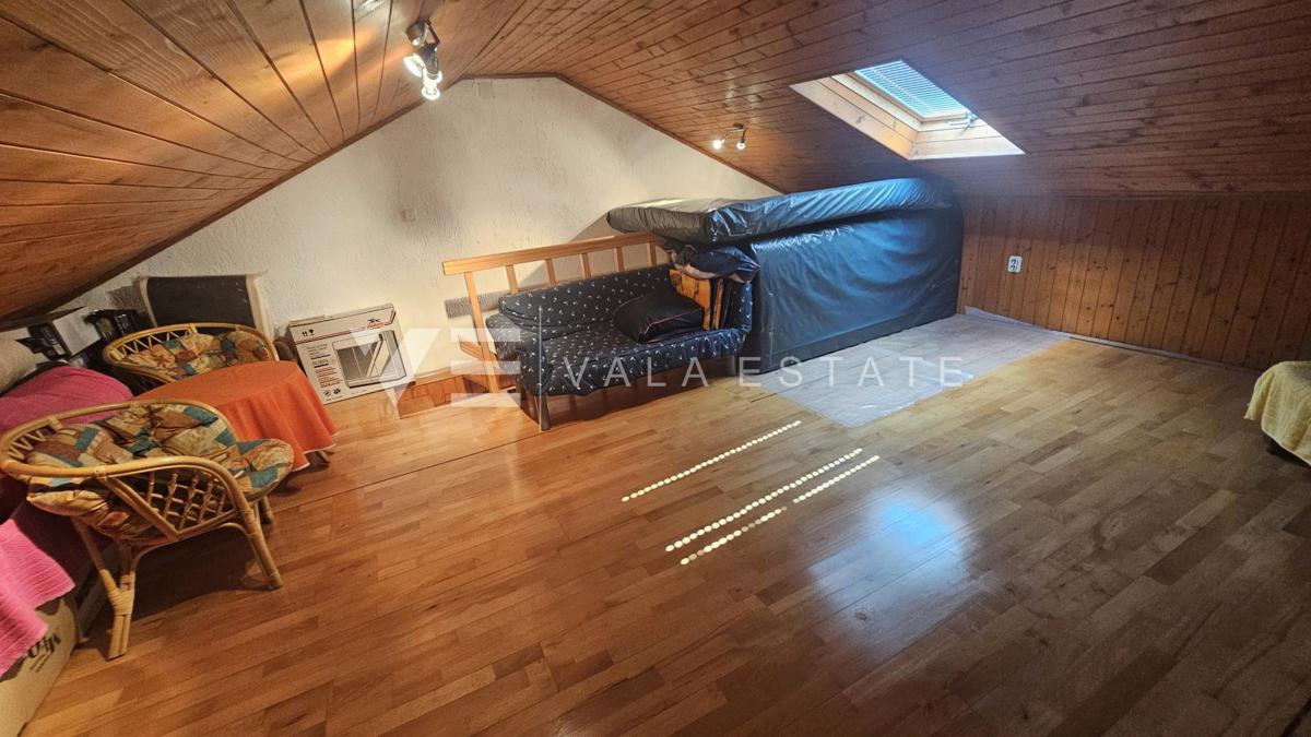 OBNOVLJENA KAMNITA HIŠA Z DVEMA APARTMAJEMA V BLIZINI MORJA