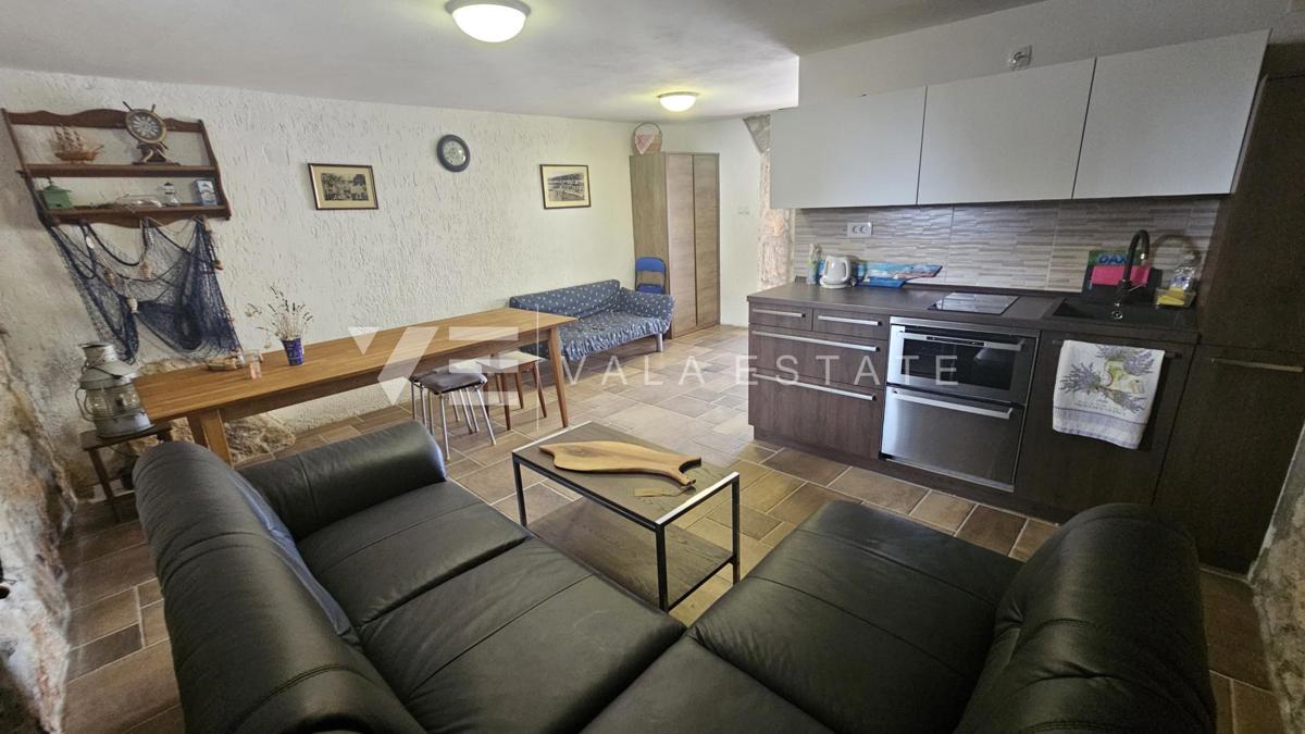 OBNOVLJENA KAMNITA HIŠA Z DVEMA APARTMAJEMA V BLIZINI MORJA